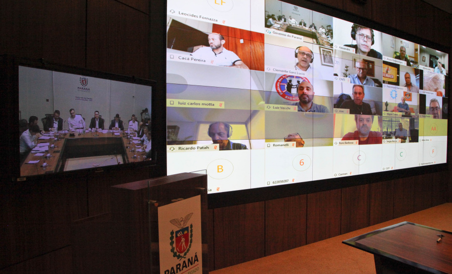 O governador Carlos Massa Ratinho Junior participou nesta quarta-feira (8) de uma videoconferência com presidentes de entidades sindicais estaduais e nacionais. O encontro serviu para estreitar o diálogo com as lideranças dos trabalhadores e teve como objetivo primordial a defesa dos empregos diante dos reflexos econômicos gerados pela pandemia do novo coronavírus. Foto: Ari Dias/AEN