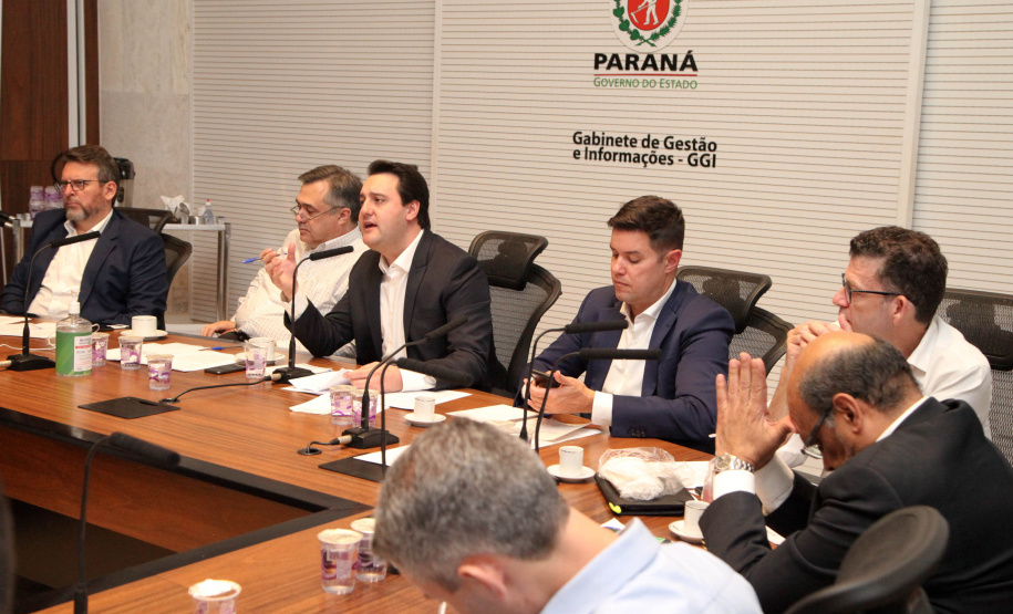 O governador Carlos Massa Ratinho Junior participou nesta quarta-feira (8) de uma videoconferência com presidentes de entidades sindicais estaduais e nacionais. O encontro serviu para estreitar o diálogo com as lideranças dos trabalhadores e teve como objetivo primordial a defesa dos empregos diante dos reflexos econômicos gerados pela pandemia do novo coronavírus. Foto: Ari Dias/AEN