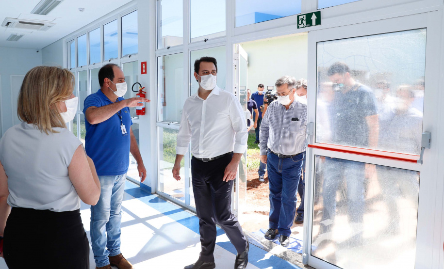 O governador Carlos Massa Ratinho Junior esteve nesta quinta-feira (9) no Hospital Regional do Norte Pioneiro, em Santo Antônio da Platina. A unidade é considerada estratégica no combate ao novo coronavírus e terá dez leitos de UTI e oito enfermarias já a partir da semana que vem.