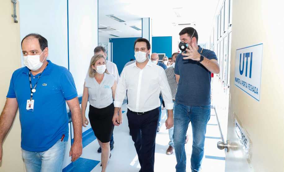 O governador Carlos Massa Ratinho Junior esteve nesta quinta-feira (9) no Hospital Regional do Norte Pioneiro, em Santo Antônio da Platina. A unidade é considerada estratégica no combate ao novo coronavírus e terá dez leitos de UTI e oito enfermarias já a partir da semana que vem.