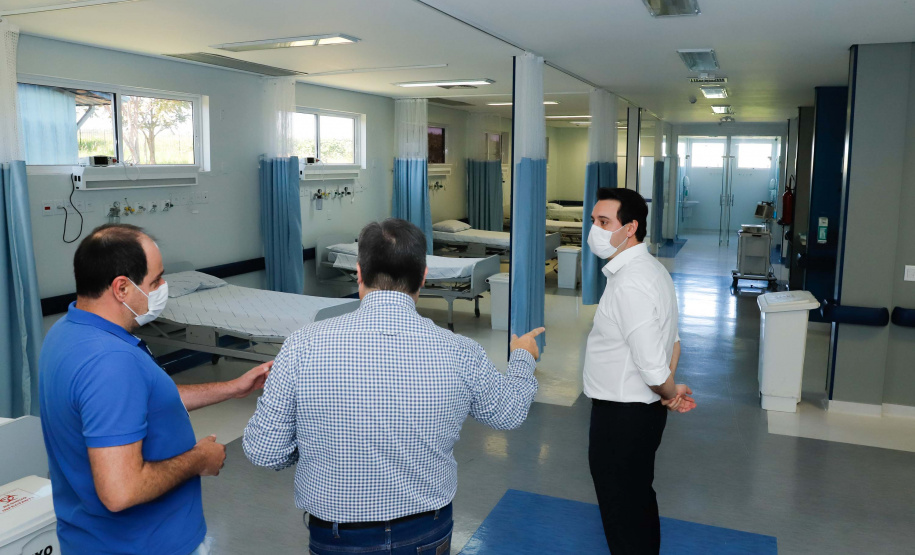 O governador Carlos Massa Ratinho Junior esteve nesta quinta-feira (9) no Hospital Regional do Norte Pioneiro, em Santo Antônio da Platina. A unidade é considerada estratégica no combate ao novo coronavírus e terá dez leitos de UTI e oito enfermarias já a partir da semana que vem.