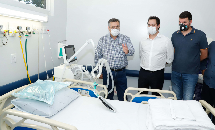 O governador Carlos Massa Ratinho Junior esteve nesta quinta-feira (9) no Hospital Regional do Norte Pioneiro, em Santo Antônio da Platina. A unidade é considerada estratégica no combate ao novo coronavírus e terá dez leitos de UTI e oito enfermarias já a partir da semana que vem.