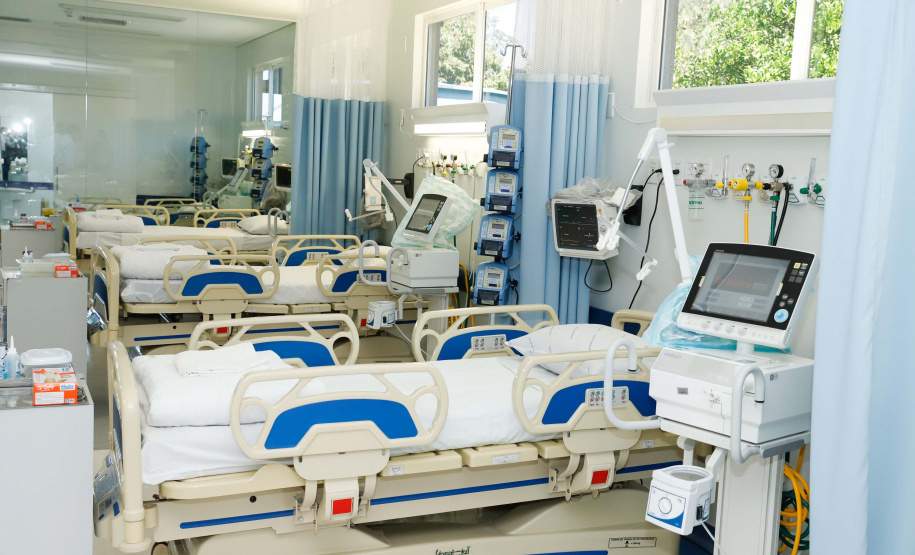 O governador Carlos Massa Ratinho Junior esteve nesta quinta-feira (9) no Hospital Regional do Norte Pioneiro, em Santo Antônio da Platina. A unidade é considerada estratégica no combate ao novo coronavírus e terá dez leitos de UTI e oito enfermarias já a partir da semana que vem.