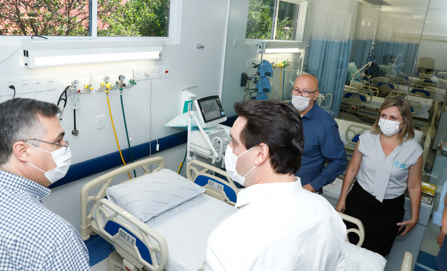 O governador Carlos Massa Ratinho Junior esteve nesta quinta-feira (9) no Hospital Regional do Norte Pioneiro, em Santo Antônio da Platina. A unidade é considerada estratégica no combate ao novo coronavírus e terá dez leitos de UTI e oito enfermarias já a partir da semana que vem.