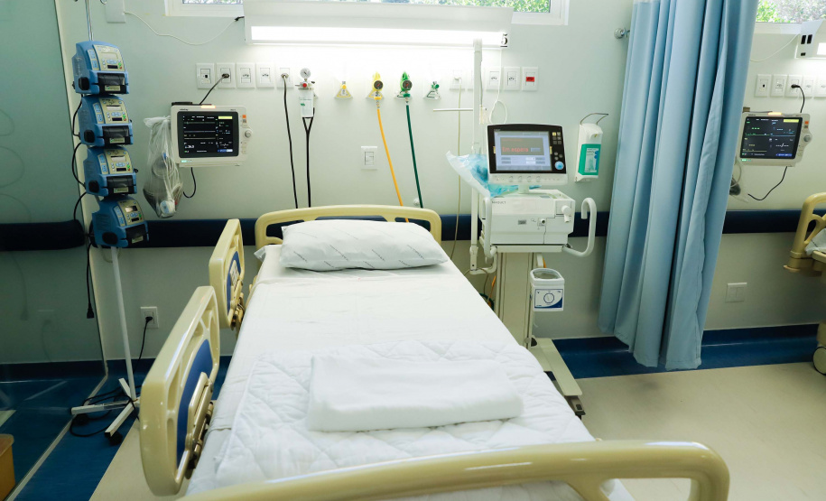 O governador Carlos Massa Ratinho Junior esteve nesta quinta-feira (9) no Hospital Regional do Norte Pioneiro, em Santo Antônio da Platina. A unidade é considerada estratégica no combate ao novo coronavírus e terá dez leitos de UTI e oito enfermarias já a partir da semana que vem.