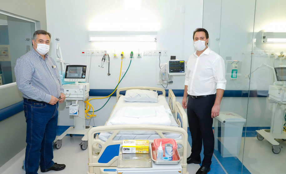 O governador Carlos Massa Ratinho Junior esteve nesta quinta-feira (9) no Hospital Regional do Norte Pioneiro, em Santo Antônio da Platina. A unidade é considerada estratégica no combate ao novo coronavírus e terá dez leitos de UTI e oito enfermarias já a partir da semana que vem.