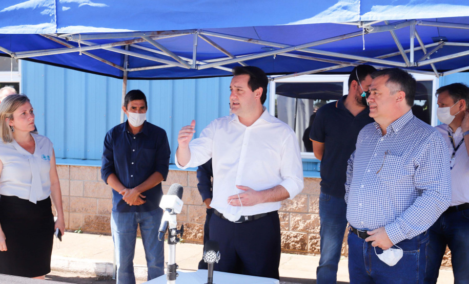 O governador Carlos Massa Ratinho Junior esteve nesta quinta-feira (9) no Hospital Regional do Norte Pioneiro, em Santo Antônio da Platina. A unidade é considerada estratégica no combate ao novo coronavírus e terá dez leitos de UTI e oito enfermarias já a partir da semana que vem.