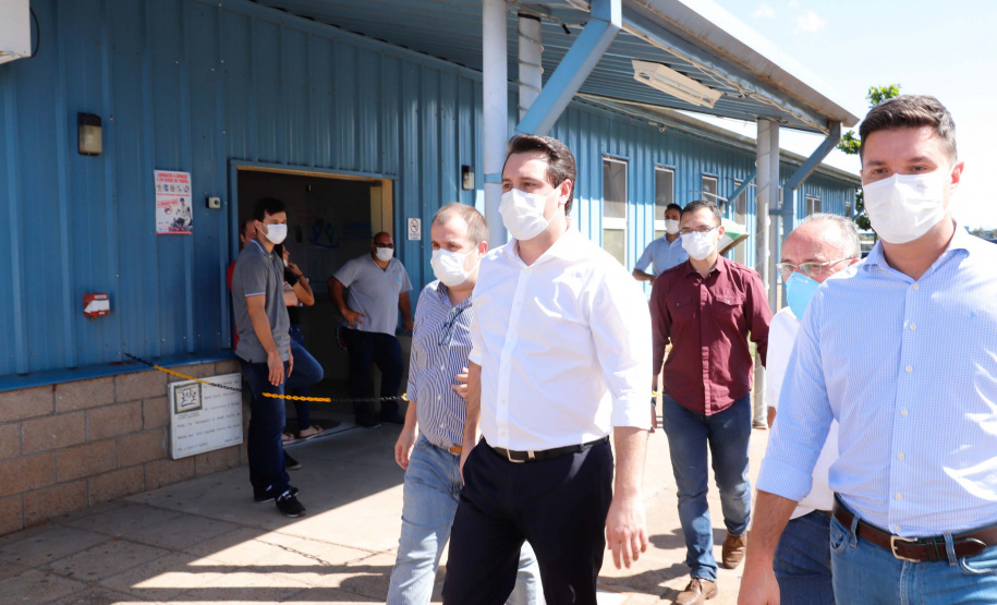 O governador Carlos Massa Ratinho Junior esteve nesta quinta-feira (9) no Hospital Regional do Norte Pioneiro, em Santo Antônio da Platina. A unidade é considerada estratégica no combate ao novo coronavírus e terá dez leitos de UTI e oito enfermarias já a partir da semana que vem.
