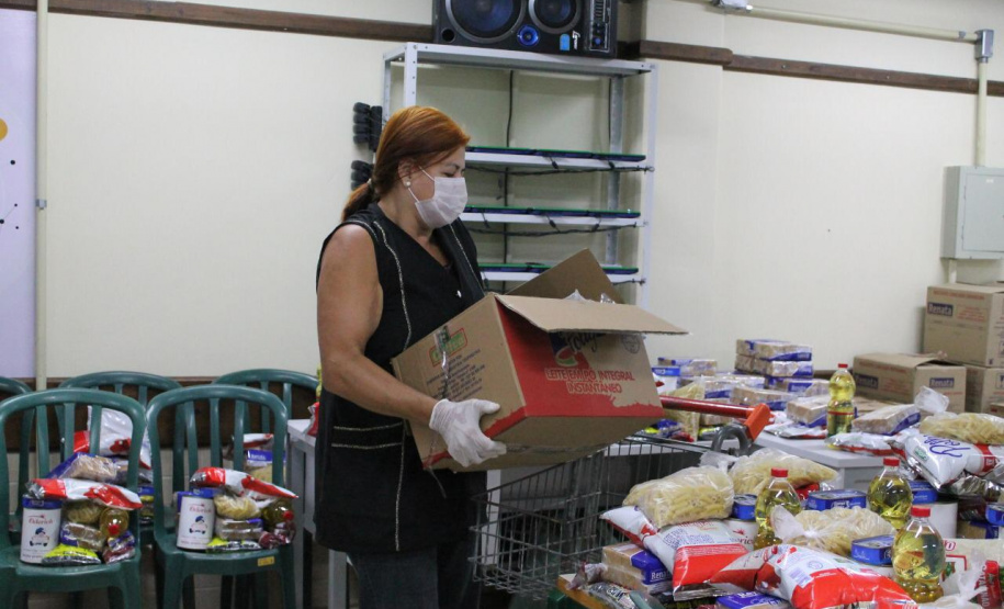 Escolas estaduais distribuem kits de merenda. Foto:SEED