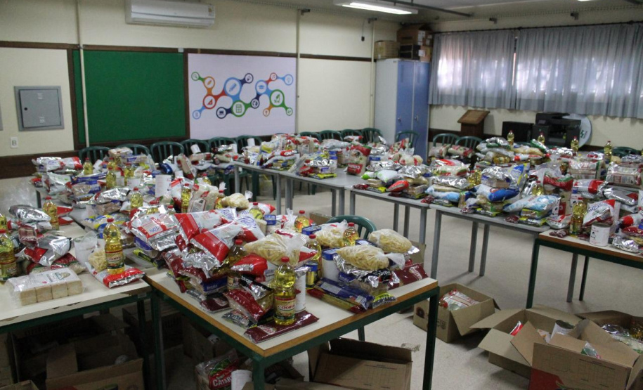 Escolas estaduais distribuem kits de merenda. Foto:SEED