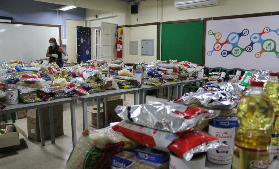 Escolas estaduais distribuem kits de merenda. Foto:SEED