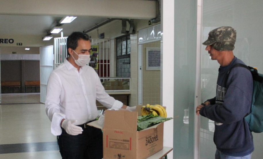 Escolas estaduais distribuem kits de merenda. Foto:SEED