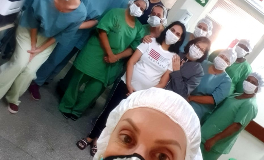 Quem se emociona por poder voltar para casa recuperada, depois de 20 dias de internamento por causa da Covid-19, é a dona de casa Lillian Marques Gontijo, de 33 anos. Ela recebeu alta do Hospital Universitário de Londrina, no Norte do Estado, na quinta-feira (9), com direito a comemoração por parte da equipe que cuidou dela no HU. .Foto: Divulgação/SESA