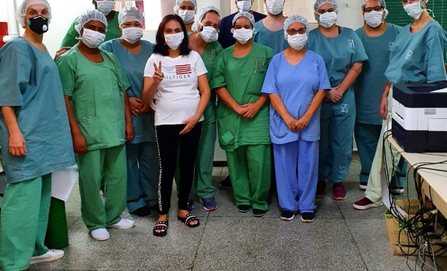 Quem se emociona por poder voltar para casa recuperada, depois de 20 dias de internamento por causa da Covid-19, é a dona de casa Lillian Marques Gontijo, de 33 anos. Ela recebeu alta do Hospital Universitário de Londrina, no Norte do Estado, na quinta-feira (9), com direito a comemoração por parte da equipe que cuidou dela no HU. 
.Foto: Divulgação/SESA