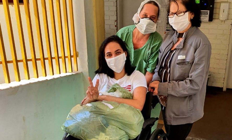Quem se emociona por poder voltar para casa recuperada, depois de 20 dias de internamento por causa da Covid-19, é a dona de casa Lillian Marques Gontijo, de 33 anos. Ela recebeu alta do Hospital Universitário de Londrina, no Norte do Estado, na quinta-feira (9), com direito a comemoração por parte da equipe que cuidou dela no HU.Foto: Divulgação/SESA