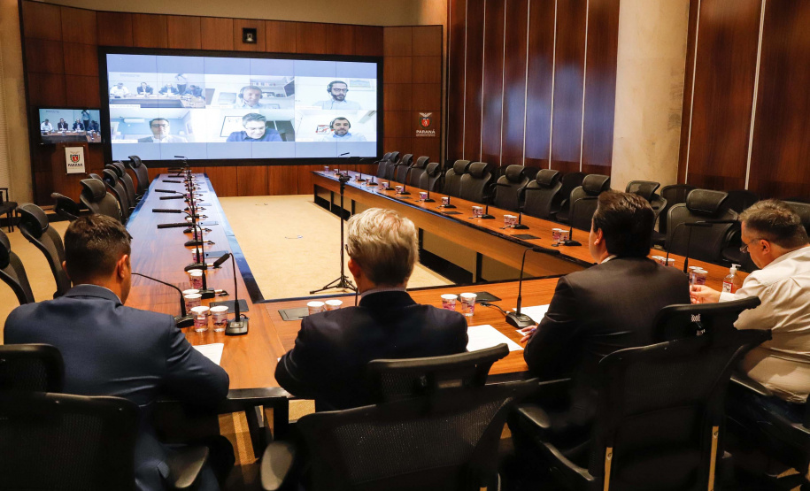 A Secretaria de Saúde do Paraná vai receber nos próximos dias 154 mil doses de hidroxicloroquina genérica do grupo farmacêutico Novartis/Sandoz, que tem uma planta em Cambé, no Norte do Estado. O acordo foi firmado nesta segunda-feira (13) entre representantes da empresa e o governador Carlos Massa Ratinho Junior.