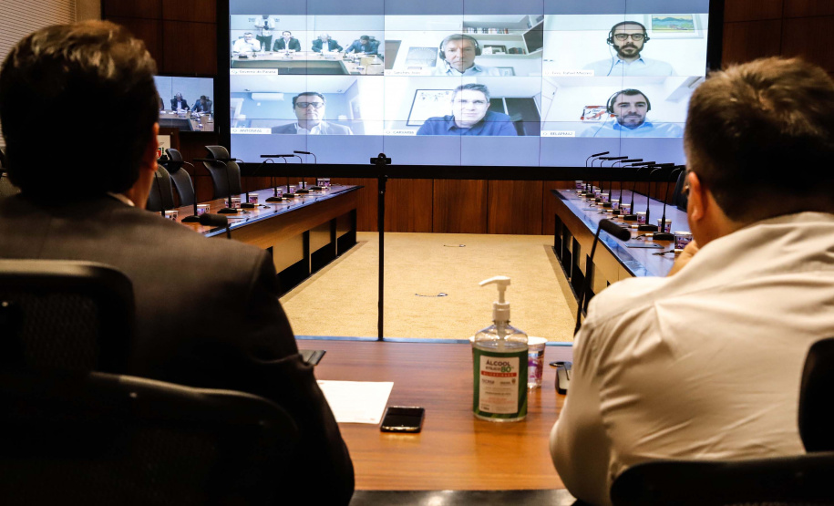 A Secretaria de Saúde do Paraná vai receber nos próximos dias 154 mil doses de hidroxicloroquina genérica do grupo farmacêutico Novartis/Sandoz, que tem uma planta em Cambé, no Norte do Estado. O acordo foi firmado nesta segunda-feira (13) entre representantes da empresa e o governador Carlos Massa Ratinho Junior.