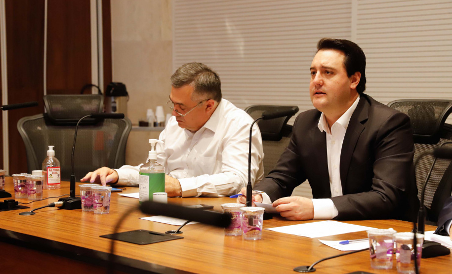 A Secretaria de Saúde do Paraná vai receber nos próximos dias 154 mil doses de hidroxicloroquina genérica do grupo farmacêutico Novartis/Sandoz, que tem uma planta em Cambé, no Norte do Estado. O acordo foi firmado nesta segunda-feira (13) entre representantes da empresa e o governador Carlos Massa Ratinho Junior.