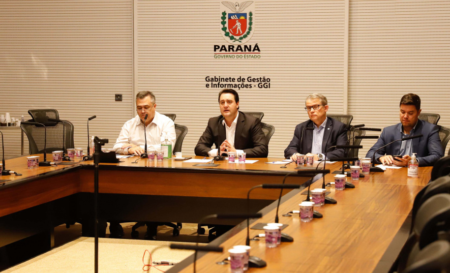 A Secretaria de Saúde do Paraná vai receber nos próximos dias 154 mil doses de hidroxicloroquina genérica do grupo farmacêutico Novartis/Sandoz, que tem uma planta em Cambé, no Norte do Estado. O acordo foi firmado nesta segunda-feira (13) entre representantes da empresa e o governador Carlos Massa Ratinho Junior.