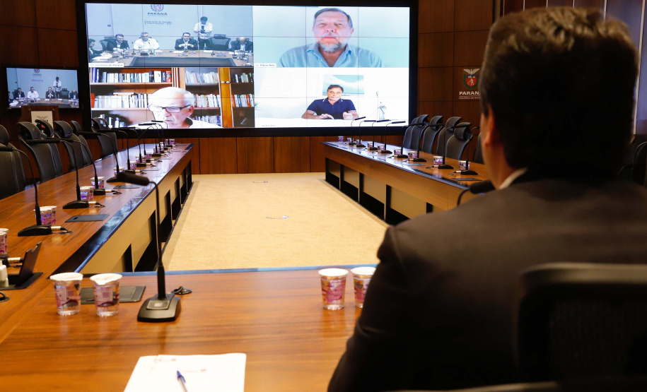 O governador Carlos Massa Ratinho Junior participou nesta segunda-feira (13) de uma videoconferência com os três senadores que representam o Estado no Congresso Federal, Álvaro Dias, Flávio Arns e Oriovisto Guimarães. O encontro foi pautado por questões econômicas e a necessidade de apoio ao projeto que pede o ressarcimento da União aos estados pelas perdas de arrecadação de ICMS e IPVA em razão da pandemia da Covid-19. Os dois tributos representam 78% da receita corrente líquida do Paraná.