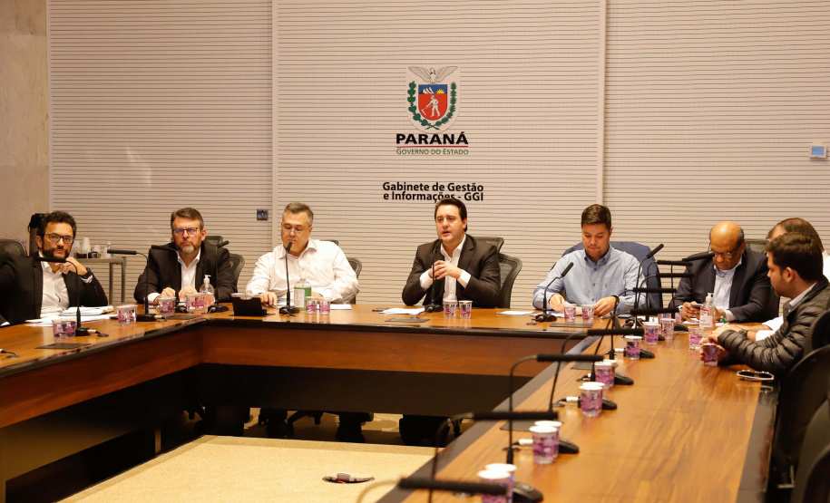 O governador Carlos Massa Ratinho Junior participou nesta segunda-feira (13) de uma videoconferência com os três senadores que representam o Estado no Congresso Federal, Álvaro Dias, Flávio Arns e Oriovisto Guimarães. O encontro foi pautado por questões econômicas e a necessidade de apoio ao projeto que pede o ressarcimento da União aos estados pelas perdas de arrecadação de ICMS e IPVA em razão da pandemia da Covid-19. Os dois tributos representam 78% da receita corrente líquida do Paraná.