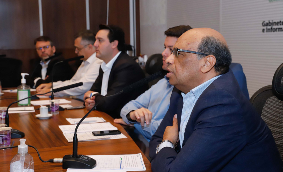 O governador Carlos Massa Ratinho Junior participou nesta segunda-feira (13) de uma videoconferência com os três senadores que representam o Estado no Congresso Federal, Álvaro Dias, Flávio Arns e Oriovisto Guimarães. O encontro foi pautado por questões econômicas e a necessidade de apoio ao projeto que pede o ressarcimento da União aos estados pelas perdas de arrecadação de ICMS e IPVA em razão da pandemia da Covid-19. Os dois tributos representam 78% da receita corrente líquida do Paraná.