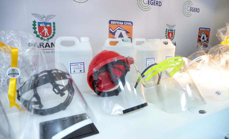 A entrega de 500 máscaras do modelo Face Shield, 200 litros de álcool glicerinado e 150 quilos de álcool em gel foi feita pelo superintendente Aldo Bona ao coordenador da Defesa Civil, tenente-coronel Fernando Schunig. A entrega foi acompanhada pela primeira-dama e presidente do Conselho de Ação Solidária, Luciana Saito Massa, e pela Superintendente Geral de Ação Solidária, Jeslayne Valente.