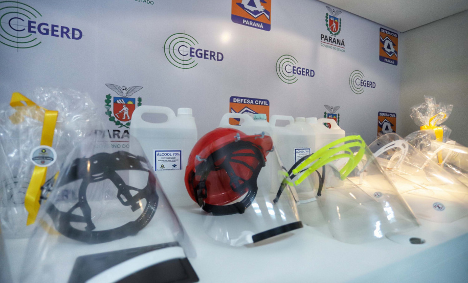 A entrega de 500 máscaras do modelo Face Shield, 200 litros de álcool glicerinado e 150 quilos de álcool em gel foi feita pelo superintendente Aldo Bona ao coordenador da Defesa Civil, tenente-coronel Fernando Schunig. A entrega foi acompanhada pela primeira-dama e presidente do Conselho de Ação Solidária, Luciana Saito Massa, e pela Superintendente Geral de Ação Solidária, Jeslayne Valente.