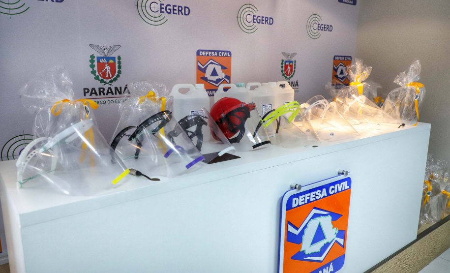 A entrega de 500 máscaras do modelo Face Shield, 200 litros de álcool glicerinado e 150 quilos de álcool em gel foi feita pelo superintendente Aldo Bona ao coordenador da Defesa Civil, tenente-coronel Fernando Schunig. A entrega foi acompanhada pela primeira-dama e presidente do Conselho de Ação Solidária, Luciana Saito Massa, e pela Superintendente Geral de Ação Solidária, Jeslayne Valente.