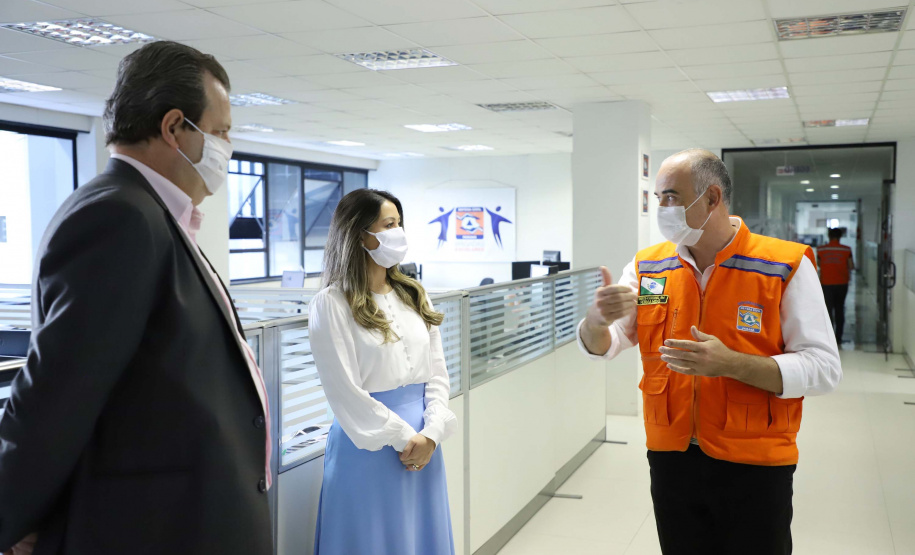 A entrega de 500 máscaras do modelo Face Shield, 200 litros de álcool glicerinado e 150 quilos de álcool em gel foi feita pelo superintendente Aldo Bona ao coordenador da Defesa Civil, tenente-coronel Fernando Schunig. A entrega foi acompanhada pela primeira-dama e presidente do Conselho de Ação Solidária, Luciana Saito Massa, e pela Superintendente Geral de Ação Solidária, Jeslayne Valente.