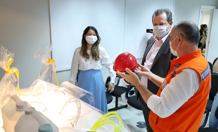 A entrega de 500 máscaras do modelo Face Shield, 200 litros de álcool glicerinado e 150 quilos de álcool em gel foi feita pelo superintendente Aldo Bona ao coordenador da Defesa Civil, tenente-coronel Fernando Schunig. A entrega foi acompanhada pela primeira-dama e presidente do Conselho de Ação Solidária, Luciana Saito Massa, e pela Superintendente Geral de Ação Solidária, Jeslayne Valente.