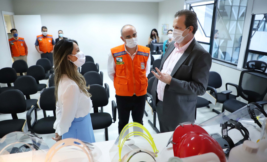 A entrega de 500 máscaras do modelo Face Shield, 200 litros de álcool glicerinado e 150 quilos de álcool em gel foi feita pelo superintendente Aldo Bona ao coordenador da Defesa Civil, tenente-coronel Fernando Schunig. A entrega foi acompanhada pela primeira-dama e presidente do Conselho de Ação Solidária, Luciana Saito Massa, e pela Superintendente Geral de Ação Solidária, Jeslayne Valente.