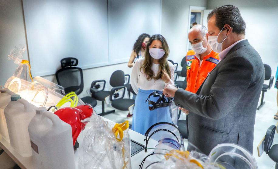 A entrega de 500 máscaras do modelo Face Shield, 200 litros de álcool glicerinado e 150 quilos de álcool em gel foi feita pelo superintendente Aldo Bona ao coordenador da Defesa Civil, tenente-coronel Fernando Schunig. A entrega foi acompanhada pela primeira-dama e presidente do Conselho de Ação Solidária, Luciana Saito Massa, e pela Superintendente Geral de Ação Solidária, Jeslayne Valente.
