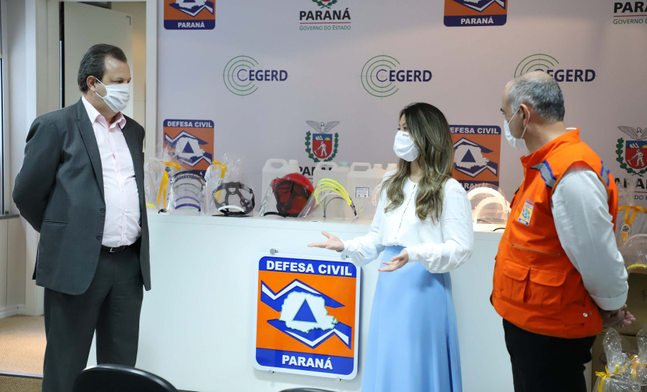 A entrega de 500 máscaras do modelo Face Shield, 200 litros de álcool glicerinado e 150 quilos de álcool em gel foi feita pelo superintendente Aldo Bona ao coordenador da Defesa Civil, tenente-coronel Fernando Schunig. A entrega foi acompanhada pela primeira-dama e presidente do Conselho de Ação Solidária, Luciana Saito Massa, e pela Superintendente Geral de Ação Solidária, Jeslayne Valente.