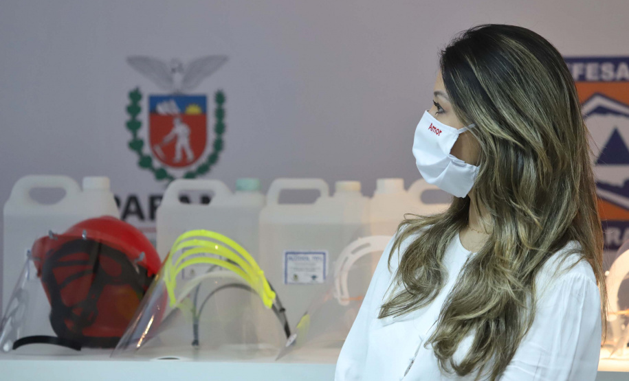 A entrega de 500 máscaras do modelo Face Shield, 200 litros de álcool glicerinado e 150 quilos de álcool em gel foi feita pelo superintendente Aldo Bona ao coordenador da Defesa Civil, tenente-coronel Fernando Schunig. A entrega foi acompanhada pela primeira-dama e presidente do Conselho de Ação Solidária, Luciana Saito Massa, e pela Superintendente Geral de Ação Solidária, Jeslayne Valente.