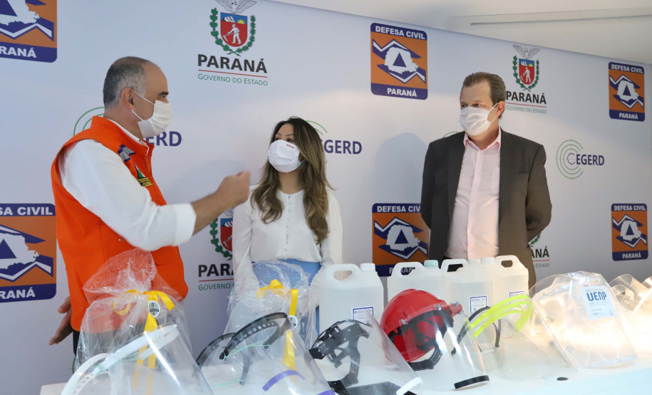 A entrega de 500 máscaras do modelo Face Shield, 200 litros de álcool glicerinado e 150 quilos de álcool em gel foi feita pelo superintendente Aldo Bona ao coordenador da Defesa Civil, tenente-coronel Fernando Schunig. A entrega foi acompanhada pela primeira-dama e presidente do Conselho de Ação Solidária, Luciana Saito Massa, e pela Superintendente Geral de Ação Solidária, Jeslayne Valente.