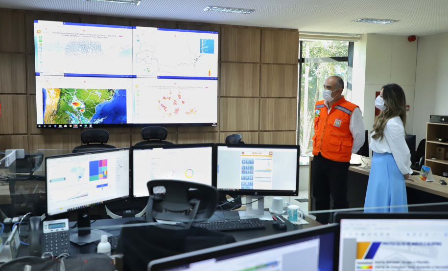 A entrega de 500 máscaras do modelo Face Shield, 200 litros de álcool glicerinado e 150 quilos de álcool em gel foi feita pelo superintendente Aldo Bona ao coordenador da Defesa Civil, tenente-coronel Fernando Schunig. A entrega foi acompanhada pela primeira-dama e presidente do Conselho de Ação Solidária, Luciana Saito Massa, e pela Superintendente Geral de Ação Solidária, Jeslayne Valente.