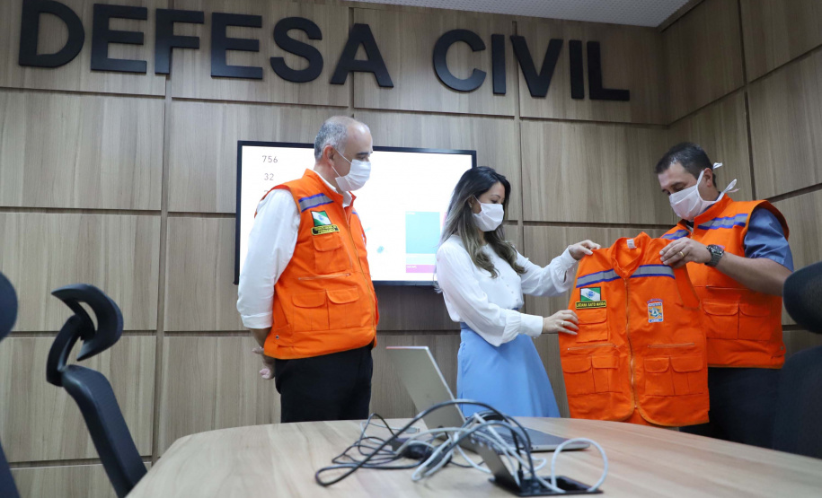A entrega de 500 máscaras do modelo Face Shield, 200 litros de álcool glicerinado e 150 quilos de álcool em gel foi feita pelo superintendente Aldo Bona ao coordenador da Defesa Civil, tenente-coronel Fernando Schunig. A entrega foi acompanhada pela primeira-dama e presidente do Conselho de Ação Solidária, Luciana Saito Massa, e pela Superintendente Geral de Ação Solidária, Jeslayne Valente.