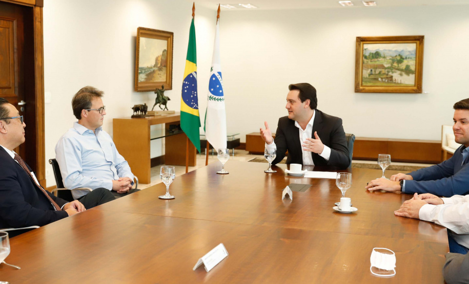 O governador Carlos Massa Ratinho Junior lançou nesta segunda-feira (13) o Telemedicina Paraná, um serviço de atendimento de saúde online, que vai auxiliar nas medidas de enfrentamento à Covid-19. Além de agilizar o atendimento à população, a plataforma ajuda a desafogar as unidades de saúde, evita aglomerações e deslocamentos, protege os profissionais de saúde e possibilita que o cidadão possa ser consultado diretamente de sua casa.