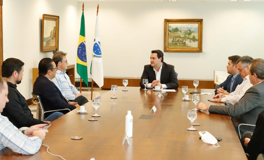 O governador Carlos Massa Ratinho Junior lançou nesta segunda-feira (13) o Telemedicina Paraná, um serviço de atendimento de saúde online, que vai auxiliar nas medidas de enfrentamento à Covid-19. Além de agilizar o atendimento à população, a plataforma ajuda a desafogar as unidades de saúde, evita aglomerações e deslocamentos, protege os profissionais de saúde e possibilita que o cidadão possa ser consultado diretamente de sua casa.