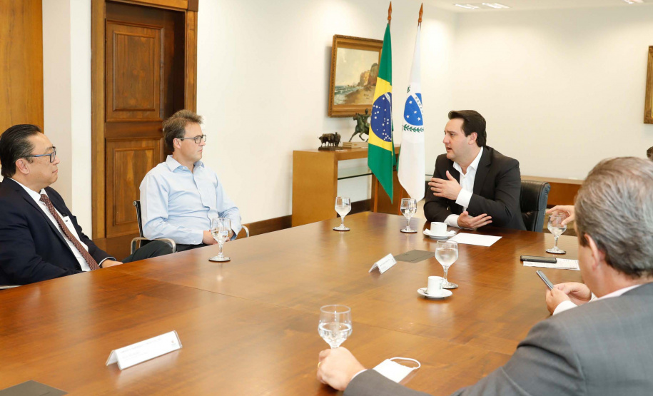 O governador Carlos Massa Ratinho Junior lançou nesta segunda-feira (13) o Telemedicina Paraná, um serviço de atendimento de saúde online, que vai auxiliar nas medidas de enfrentamento à Covid-19. Além de agilizar o atendimento à população, a plataforma ajuda a desafogar as unidades de saúde, evita aglomerações e deslocamentos, protege os profissionais de saúde e possibilita que o cidadão possa ser consultado diretamente de sua casa.