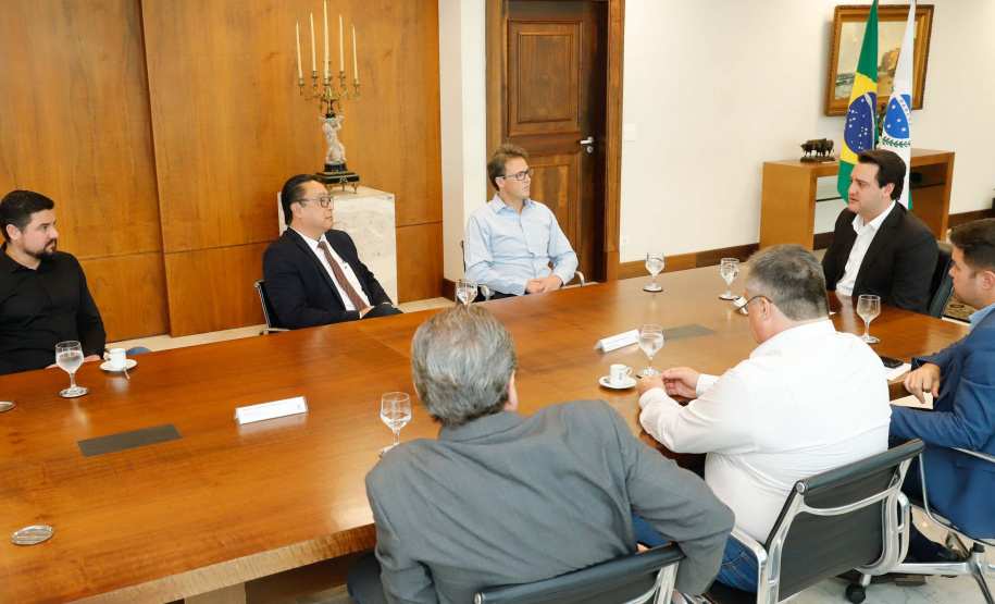 O governador Carlos Massa Ratinho Junior lançou nesta segunda-feira (13) o Telemedicina Paraná, um serviço de atendimento de saúde online, que vai auxiliar nas medidas de enfrentamento à Covid-19. Além de agilizar o atendimento à população, a plataforma ajuda a desafogar as unidades de saúde, evita aglomerações e deslocamentos, protege os profissionais de saúde e possibilita que o cidadão possa ser consultado diretamente de sua casa.