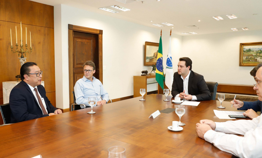 O governador Carlos Massa Ratinho Junior lançou nesta segunda-feira (13) o Telemedicina Paraná, um serviço de atendimento de saúde online, que vai auxiliar nas medidas de enfrentamento à Covid-19. Além de agilizar o atendimento à população, a plataforma ajuda a desafogar as unidades de saúde, evita aglomerações e deslocamentos, protege os profissionais de saúde e possibilita que o cidadão possa ser consultado diretamente de sua casa.