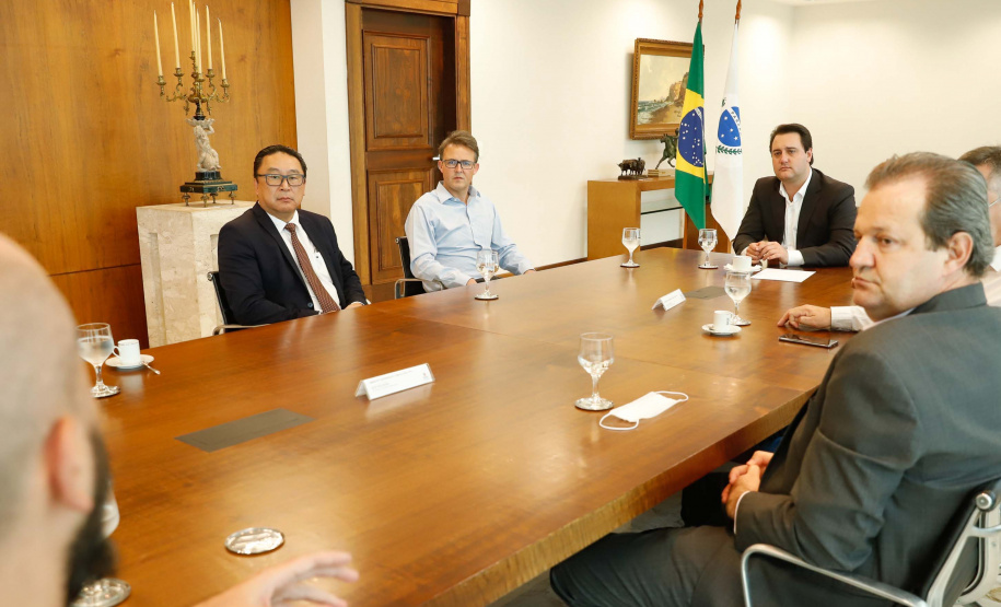 O governador Carlos Massa Ratinho Junior lançou nesta segunda-feira (13) o Telemedicina Paraná, um serviço de atendimento de saúde online, que vai auxiliar nas medidas de enfrentamento à Covid-19. Além de agilizar o atendimento à população, a plataforma ajuda a desafogar as unidades de saúde, evita aglomerações e deslocamentos, protege os profissionais de saúde e possibilita que o cidadão possa ser consultado diretamente de sua casa.