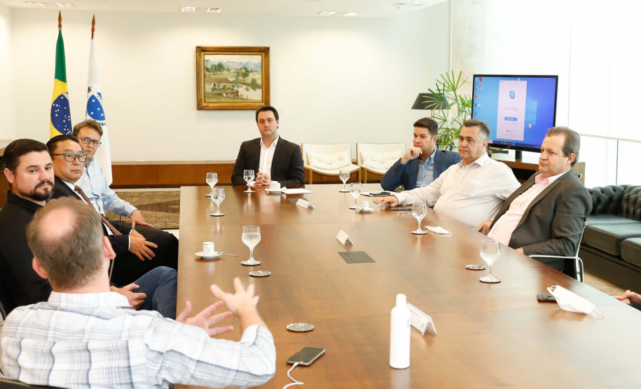 O governador Carlos Massa Ratinho Junior lançou nesta segunda-feira (13) o Telemedicina Paraná, um serviço de atendimento de saúde online, que vai auxiliar nas medidas de enfrentamento à Covid-19. Além de agilizar o atendimento à população, a plataforma ajuda a desafogar as unidades de saúde, evita aglomerações e deslocamentos, protege os profissionais de saúde e possibilita que o cidadão possa ser consultado diretamente de sua casa.