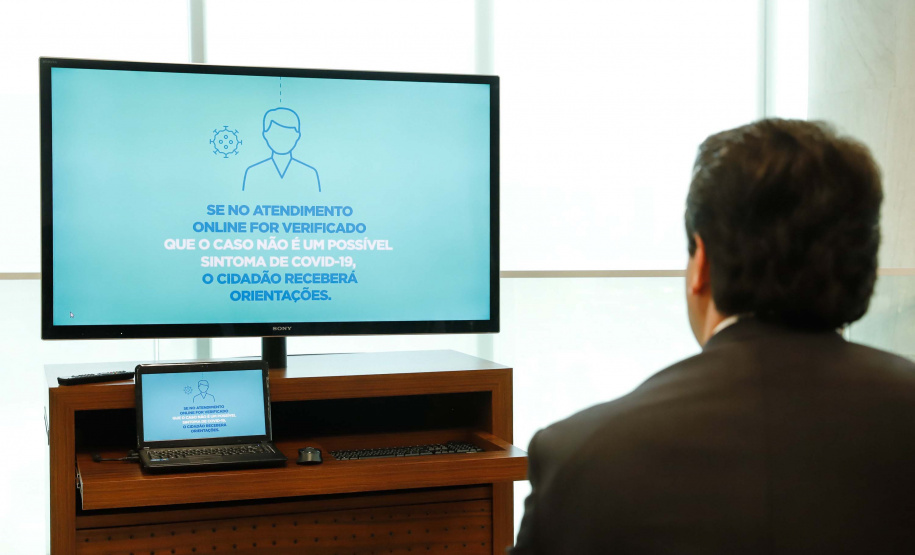 O governador Carlos Massa Ratinho Junior lançou nesta segunda-feira (13) o Telemedicina Paraná, um serviço de atendimento de saúde online, que vai auxiliar nas medidas de enfrentamento à Covid-19. Além de agilizar o atendimento à população, a plataforma ajuda a desafogar as unidades de saúde, evita aglomerações e deslocamentos, protege os profissionais de saúde e possibilita que o cidadão possa ser consultado diretamente de sua casa.