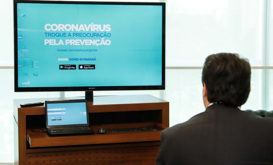 O governador Carlos Massa Ratinho Junior lançou nesta segunda-feira (13) o Telemedicina Paraná, um serviço de atendimento de saúde online, que vai auxiliar nas medidas de enfrentamento à Covid-19. Além de agilizar o atendimento à população, a plataforma ajuda a desafogar as unidades de saúde, evita aglomerações e deslocamentos, protege os profissionais de saúde e possibilita que o cidadão possa ser consultado diretamente de sua casa.