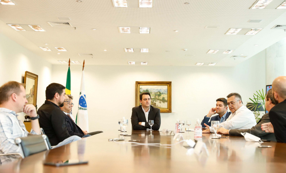 O governador Carlos Massa Ratinho Junior lançou nesta segunda-feira (13) o Telemedicina Paraná, um serviço de atendimento de saúde online, que vai auxiliar nas medidas de enfrentamento à Covid-19. Além de agilizar o atendimento à população, a plataforma ajuda a desafogar as unidades de saúde, evita aglomerações e deslocamentos, protege os profissionais de saúde e possibilita que o cidadão possa ser consultado diretamente de sua casa.