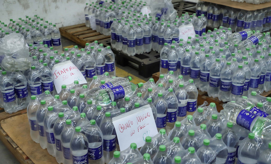 A Secretaria de Estado da Saúde iniciou nesta segunda-feira (13) o envio de mais 530 mil equipamentos de proteção individual (EPI’s) para as 22 Regionais de Saúde do Paraná. Os materiais incluem máscaras, luvas, tocas, aventais, óculos de proteção e álcool em gel.