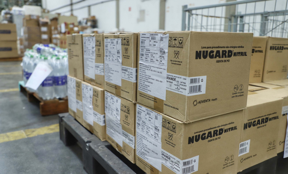 A Secretaria de Estado da Saúde iniciou nesta segunda-feira (13) o envio de mais 530 mil equipamentos de proteção individual (EPI’s) para as 22 Regionais de Saúde do Paraná. Os materiais incluem máscaras, luvas, tocas, aventais, óculos de proteção e álcool em gel.